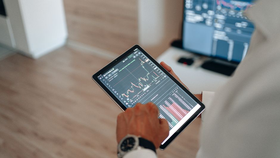 Manos usando una tablet para análisis de mercado