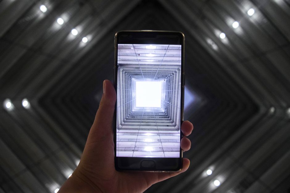 Pantalla de smartphone mostrando un interior de edificio iluminado simbolizando infraestructura tecnológica