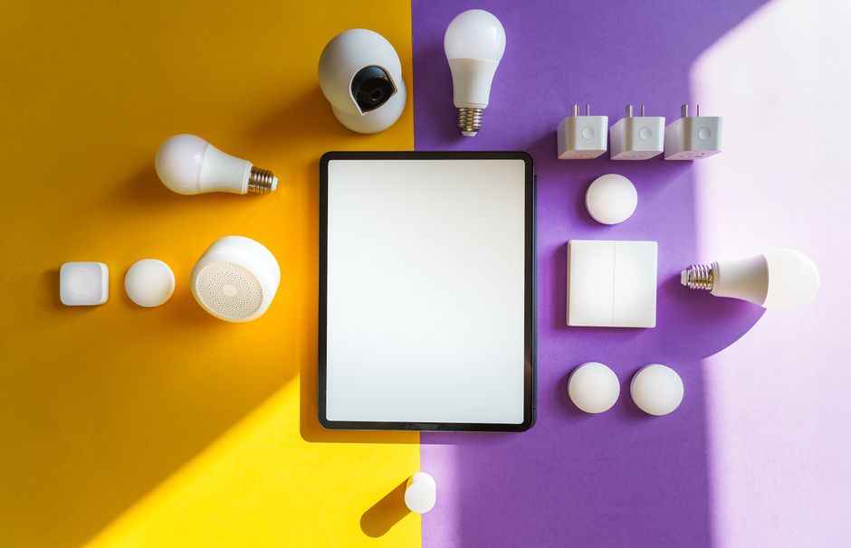 Vista superior de dispositivos de hogar inteligente y tablet
