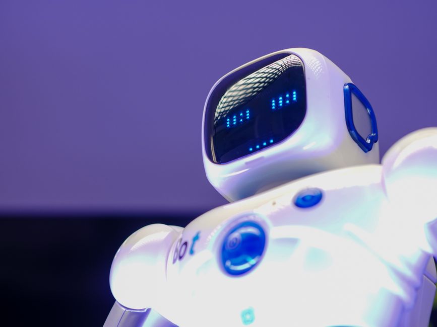 Robot humanoide moderno con rostro digital y pantalla luminescente