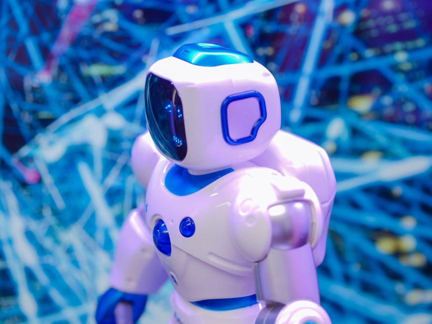 Robot blanco y azul contra un fondo tecnológico futurista dinámico